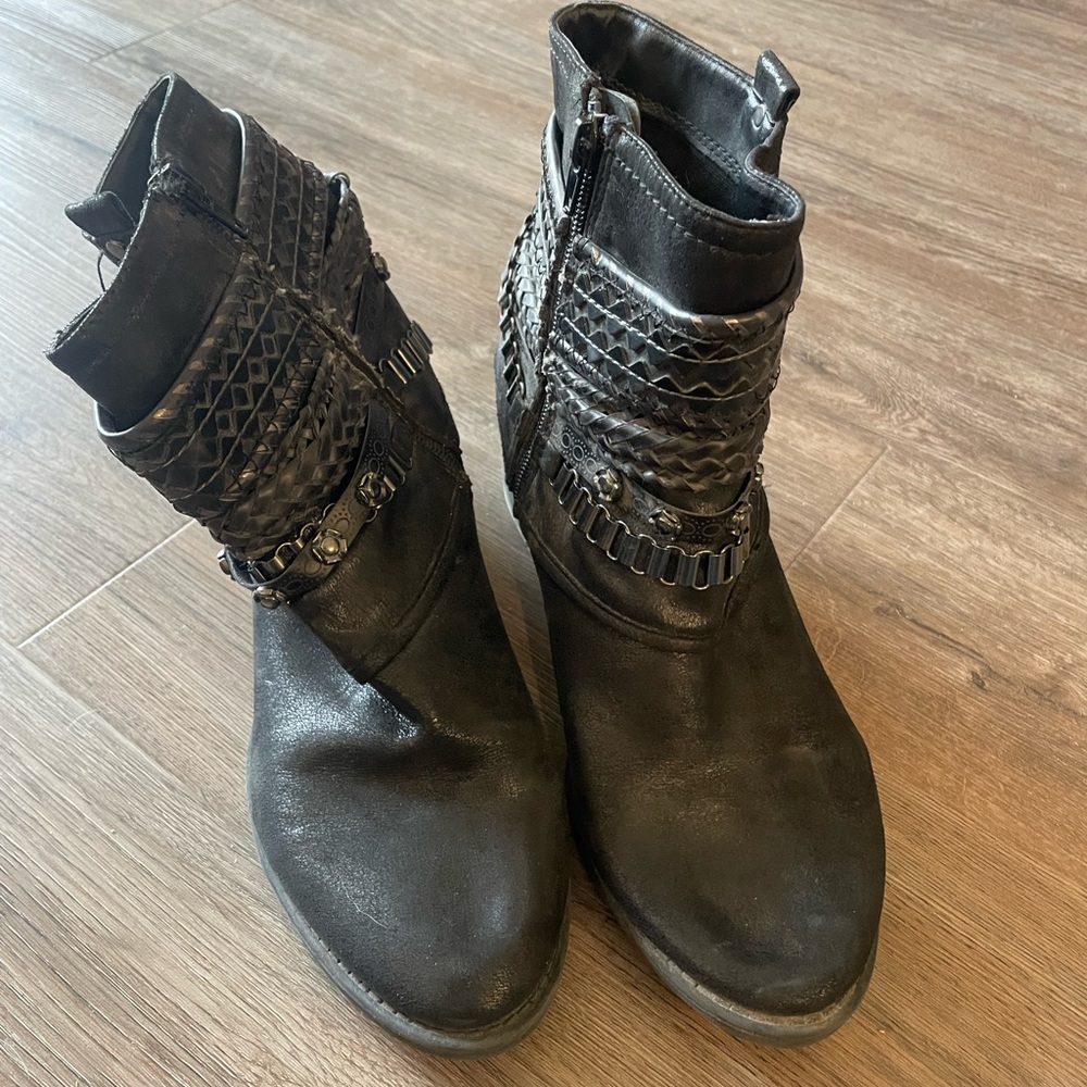 Elegant Black Textured Ankle Boots